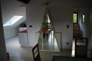 にあるFerienwohnung in Hain, dem Tor zum Spessartの階段付きの部屋、窓付きのキッチンが備わる客室です。 +8枚の写真