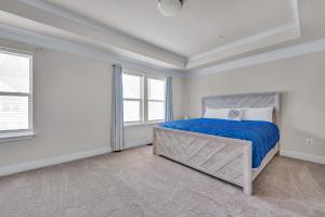 una camera da letto con un letto e due finestre di Sea Oaks Village 12442 a Berlin
