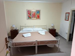 a bedroom with a bed with two towels on it at La Casa di Emanuela in Caltavuturo