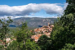 a small town on a hill in the mountains at Elsea in Vernet-les-Bains