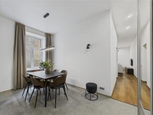 リガにあるRaw and Refined 2BR Old Town Apartmentのテーブルと椅子のあるダイニングルーム +10枚の写真
