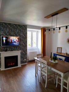 Televízia a/alebo spoločenská miestnosť v ubytovaní Le Carrousel - Appartement cosy centre Obernai