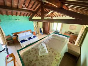 an overhead view of a room with two beds at La Pietra Piana Villa panoramica con spa e piscina naturale vicino Firenze in Reggello +86 photos