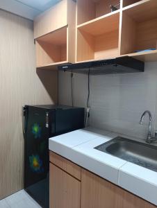 Кухня или мини-кухня в Apartemen Alton by NARA
