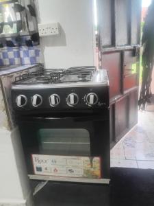 乌昆达Hideout studios的厨房里的黑色炉灶烤箱