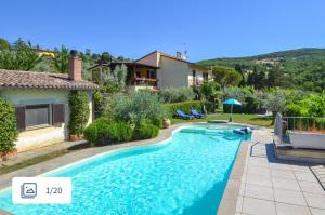 a swimming pool in the backyard of a house at VillAmato Casa Vacanze ULIVO in Arezzo
