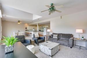 Χώρος καθιστικού στο Dock Access and Lake View Sunrise Beach Escape