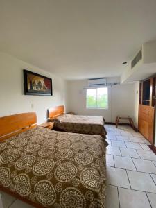 a bedroom with a large bed in a room at Confort Ejecutivo Suites Lindavista in Monterrey +28 photos