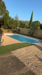 a small pool of water in a yard at La Maison du Bourboul in Grospierres