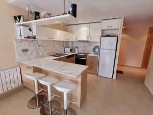 Kuchyňa alebo kuchynka v ubytovaní Apartamento ideal en Llançà: Terraza, parking y cerca de la playa - ES-89-87