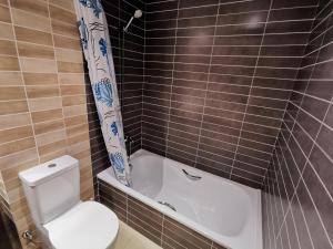 Kúpeľňa v ubytovaní Apartamento ideal en Llançà: Terraza, parking y cerca de la playa - ES-89-87 + 10 fotografií