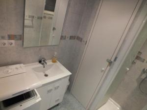 Koupelna v ubytování Hermoso apartamento renovado para 4 pers. con parking privado en Roses - ES-204-11 + 9 fotografií