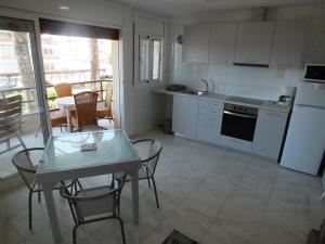 Kuchyň nebo kuchyňský kout v ubytování Hermoso apartamento renovado para 4 pers. con parking privado en Roses - ES-204-11