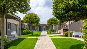 佩斯基耶拉德加达Aurora ApartHotel的草树屋的庭院