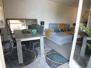 Posedenie v ubytovaní Bonito apartamento de 2 habitaciones en Roses con estacionamiento, aire acondicionado, cerca del centro y de la playa - ES-204-46