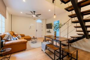 a living room with a couch and a table at Céntrico y amplio apartamento in Seville