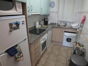 Kuchyň nebo kuchyňský kout v ubytování Apartamento para 6 personas con piscina, a 700m de la playa - ES-204-14