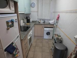 Kuchyň nebo kuchyňský kout v ubytování Apartamento para 6 personas con piscina, a 700m de la playa - ES-204-14