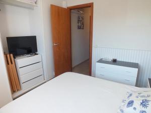 Postel nebo postele na pokoji v ubytování Apartamento para 6 personas con piscina, a 700m de la playa - ES-204-14 + 16 fotografií