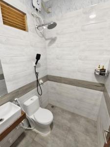 Koupelna v ubytování Eveylaa Guesthouse + 37 fotografií