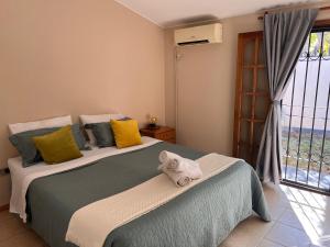 a bedroom with a large bed with towels on it at Casa Syrah B&B in Guaymallen