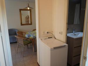 ein kleines Bad mit einem Waschbecken und einem Tisch in der Unterkunft Grecia - L'Estartit, Centro - ES-323-88 in Torroella de Montgrí + 18 Fotos