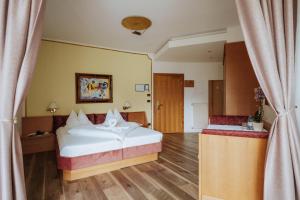 a hotel room with two beds and curtains at Hotel Garni Günther in Postal +98 photos