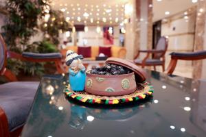 un bol de fruta sentado en una mesa de cristal en فندق ابرال الفندقية, en Medina