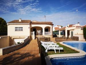 Bazén v ubytovaní Villa avec piscine privée et proche de la plage, idéale pour familles et amis - Costa Dorada, Espagne - ES-221-6 alebo v jeho blízkosti
