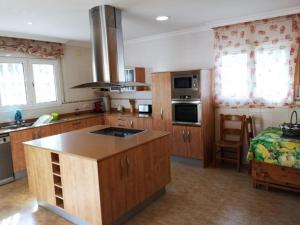 Kuchyň nebo kuchyňský kout v ubytování Villa avec piscine privée et proche de la plage, idéale pour familles et amis - Costa Dorada, Espagne - ES-221-6