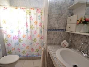 Kúpeľňa v ubytovaní Villa Xato en la Costa Dorada: Relájate en una Casa con Piscina Privada y Cerca de la Playa - ES-221-14