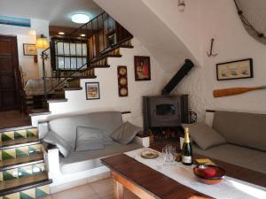 Un televizor și/sau centru de divertisment la Casa acogedora con gran piscina, cerca de la playa y puerto de L'Estartit, admite mascotas. - ES-323-2