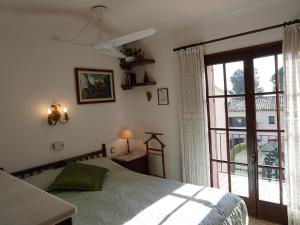 Un pat sau paturi într-o cameră la Casa acogedora con gran piscina, cerca de la playa y puerto de L'Estartit, admite mascotas. - ES-323-2 +27 fotografii