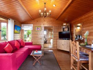 un salon avec un canapé rouge et une table dans l'établissement Casa el Águila The Hedonist - ES-279-1, à Icod de los Vinos