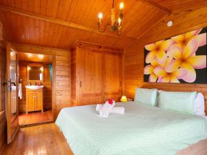 une chambre avec un lit dans une pièce en bois dans l'établissement Casa el Águila The Hedonist - ES-279-1, à Icod de los Vinos 9 autres photos