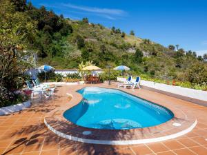 - une piscine sur une terrasse avec des chaises et des parasols dans l'établissement Casa el Águila The Hedonist - ES-279-1, à Icod de los Vinos