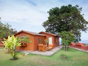une maison en bois avec une table dans la cour dans l'établissement Casa el Águila The Hedonist - ES-279-1, à Icod de los Vinos