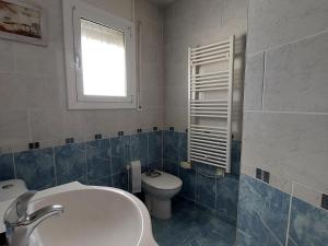 Fotografia z galérie ubytovania Villa en Bord de Mer avec Piscine Privée et Jardin à L'Ametlla de Mar, Costa Dorada - ES-221-1 v destinácii L'Ametlla de Mar
