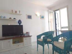 TV a/nebo společenská místnost v ubytování Casa Sul Mare con Vista Mozzafiato + 14 fotografií