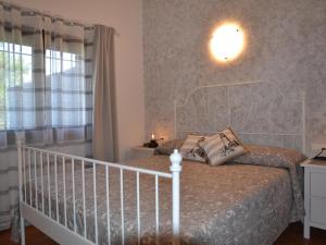 Un pat sau paturi într-o cameră la Casa acogedora con jardín y piscina en zona tranquila cerca de la playa en L'Estartit - ES-323-16 +28 fotografii