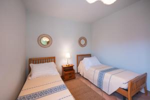 two twin beds in a room with two mirrors at House Levante 28 APT 1 in Pula