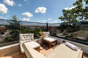 En balkon eller terrasse på Villa TRIA QUERCUS