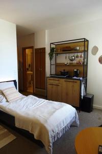 Postel nebo postele na pokoji v ubytování Aparthotel Zur Linde - by Willms & Schömer eG