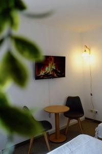 TV a/nebo společenská místnost v ubytování Aparthotel Zur Linde - by Willms & Schömer eG