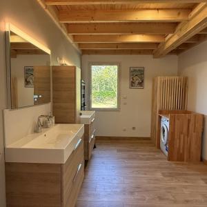 アレストにあるMagnifique gite ambiance chaletの洗面台と洗濯機を備えたバスルーム