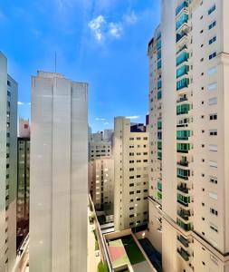 a view of a city with tall buildings at O fenômeno, Apto nobre in Curitiba
