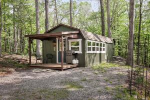 Un jardín fuera de Tiny Cabin w Fire Pit Game Room and Dog Friendly