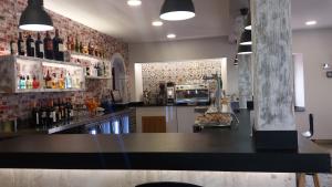 a kitchen with a bar with a counter and a counter at Posada La Bolera in Anero