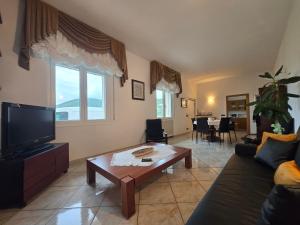 Una sala de estar con un sofá y una mesa de café. en Belvedere - By Ligooria, en Pietra Ligure