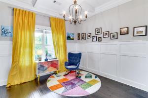 Foto sihtkohas Dothan asuva majutusasutuse 4 Mi to Dtwn Stylish Home with Large Yard in Dothan galeriist